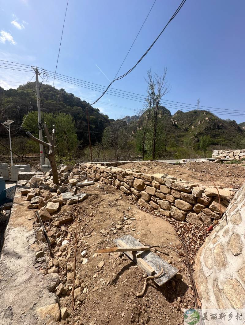 怀柔雁栖湖北10公里处椴树岭村峪道河48号农村院子出租，二层，一层两间卧室，客厅，厨房，餐厅，二层三间卧室，一间客厅，影音室。