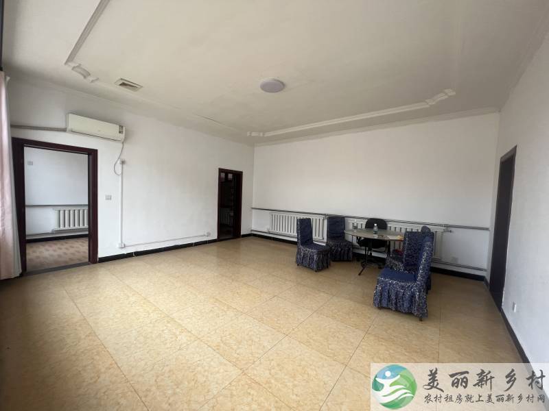 李桥院里有车棚，可以放货