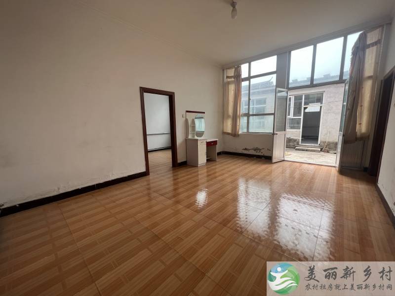 李遂俩室一厅，独立电卡，门口能停车