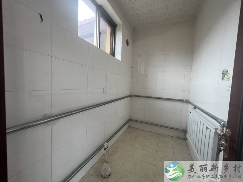 李桥院里有车棚，可以放货