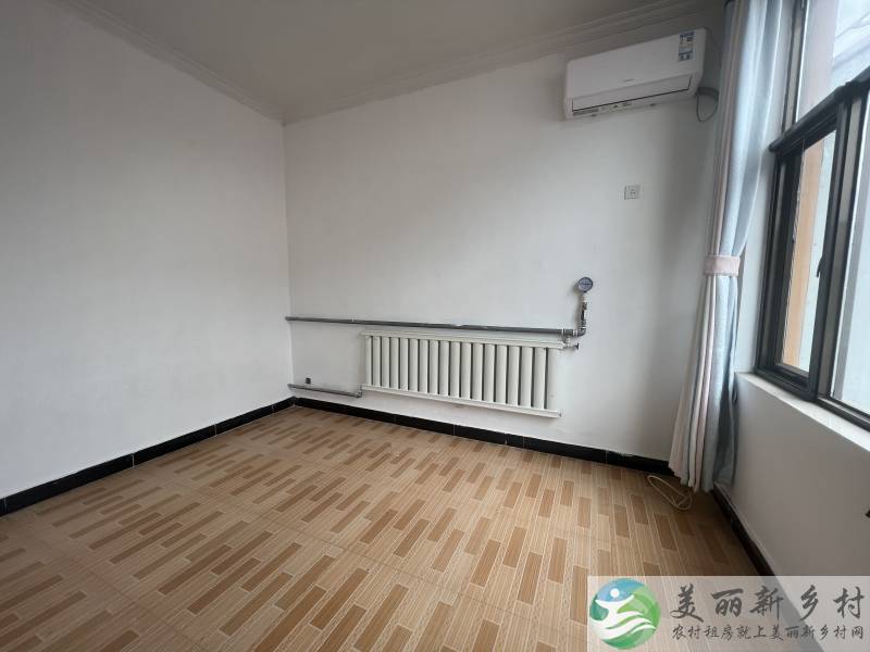 李桥院里有车棚，可以放货