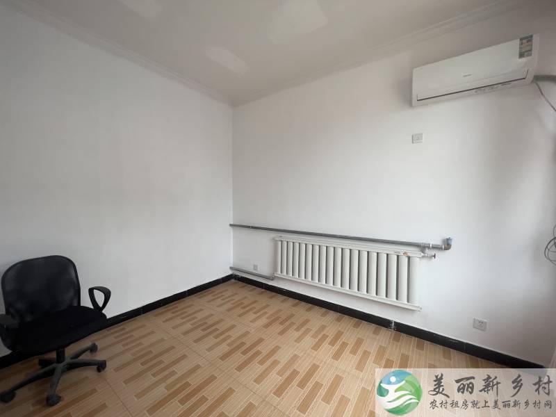 李桥院里有车棚，可以放货