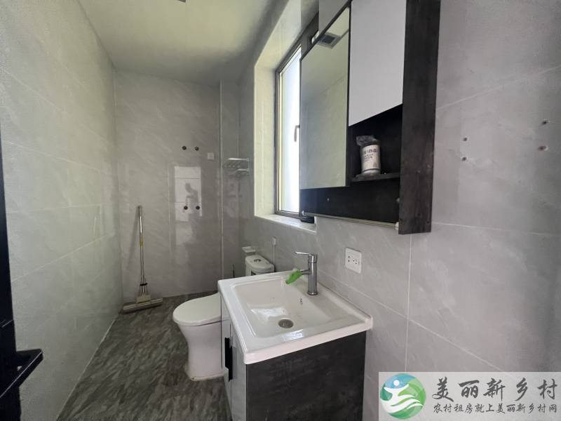 建筑面积310平，车能进院，办公居住