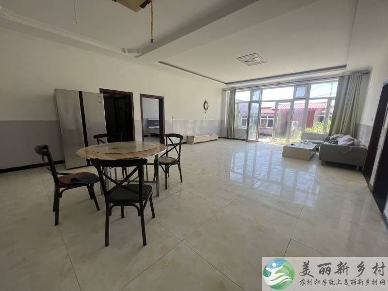 杨镇，三室小院能种菜，
