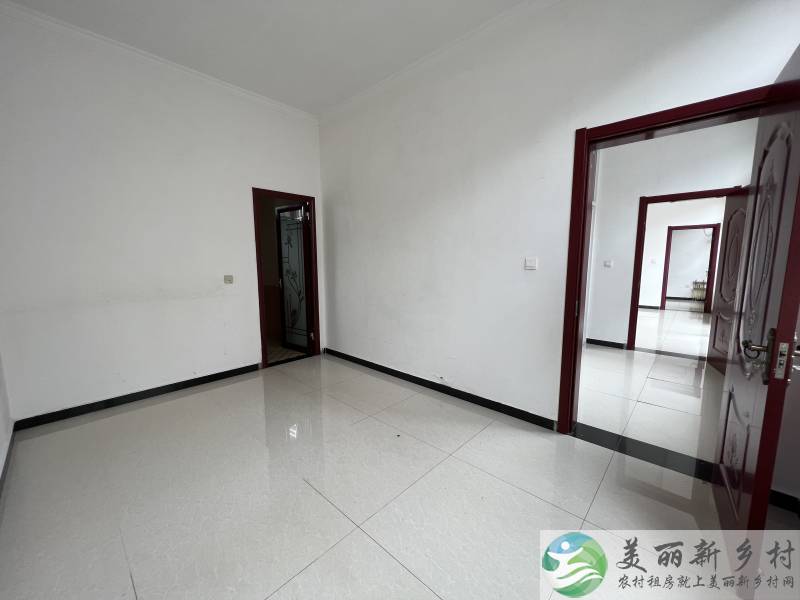 李遂三合院，正房三室两卫一厅，地暖