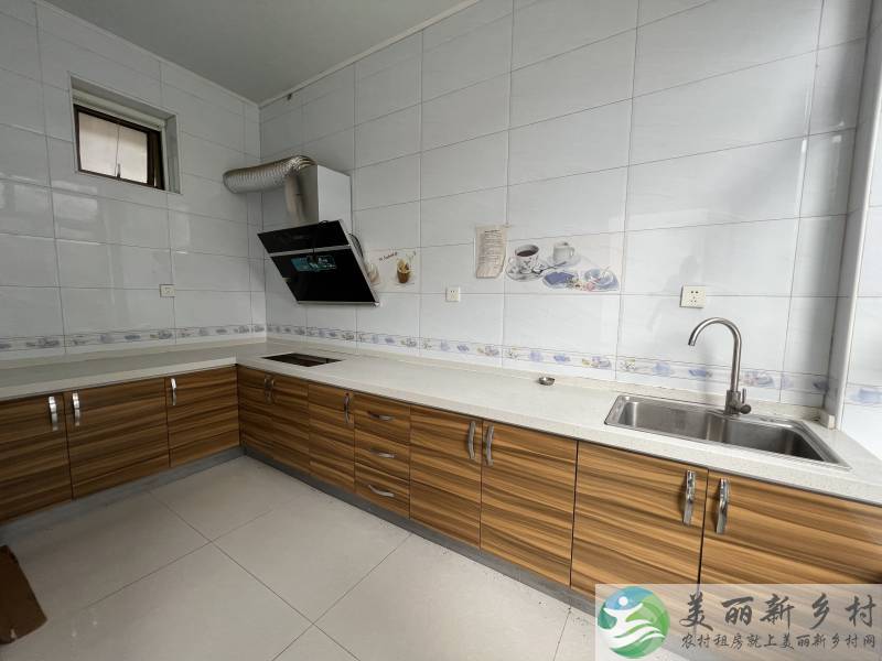 李遂三合院，正房三室两卫一厅，地暖
