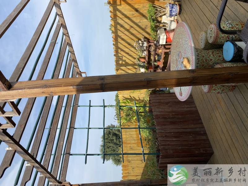 顺义李桥镇官庄村四合院内联排独栋精装农村三层小楼房子出租，四室两厅三百平米左右带木屋凉亭花园适合休闲居住养老