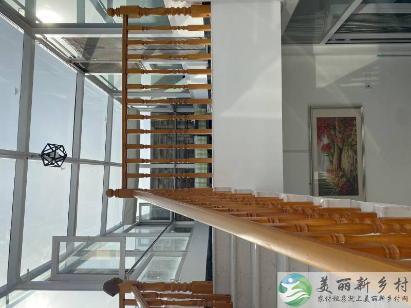 顺义李桥镇官庄村四合院内联排独栋精装农村三层小楼房子出租，四室两厅三百平米左右带木屋凉亭花园适合休闲居住养老