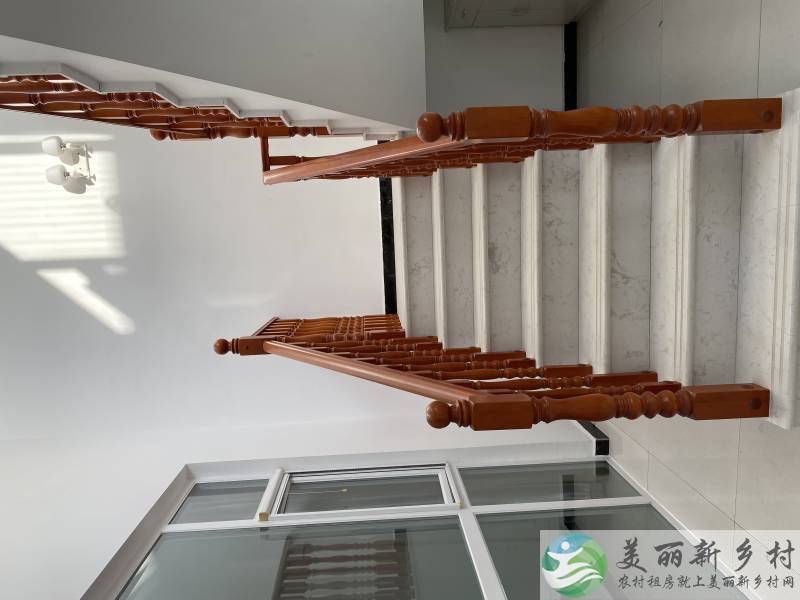 顺义李桥镇官庄村四合院内联排独栋精装农村三层小楼房子出租，四室两厅三百平米左右带木屋凉亭花园适合休闲居住养老
