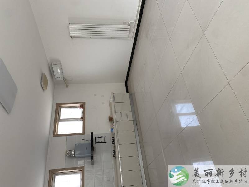 顺义李桥镇官庄村四合院内联排独栋精装农村三层小楼房子出租，四室两厅三百平米左右带木屋凉亭花园适合休闲居住养老