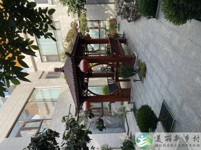 顺义李桥镇官庄村四合院内联排独栋精装农村三层小楼房子出租，四室两厅三百平米左右带木屋凉亭花园适合休闲居住养老