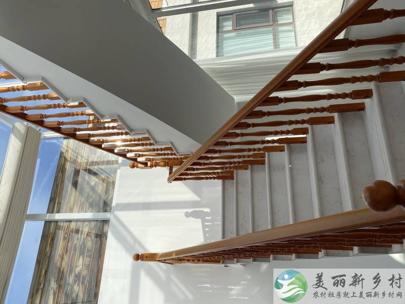 顺义李桥镇官庄村四合院内联排独栋精装农村三层小楼房子出租，四室两厅三百平米左右带木屋凉亭花园适合休闲居住养老