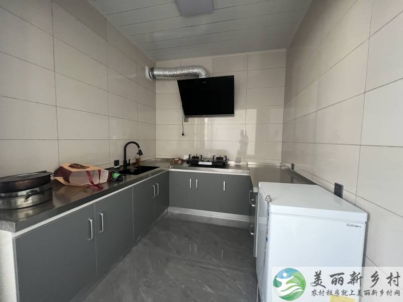 新房首次出租，带简单家具