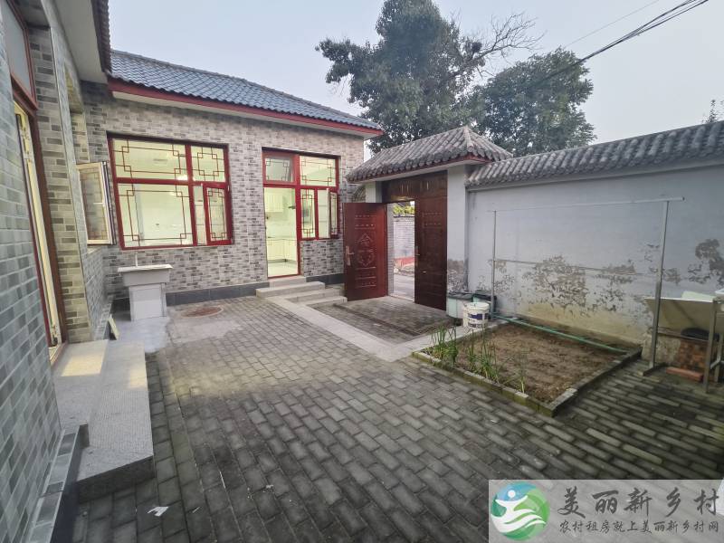 顺义北石槽~三室两卫，门口停车场。