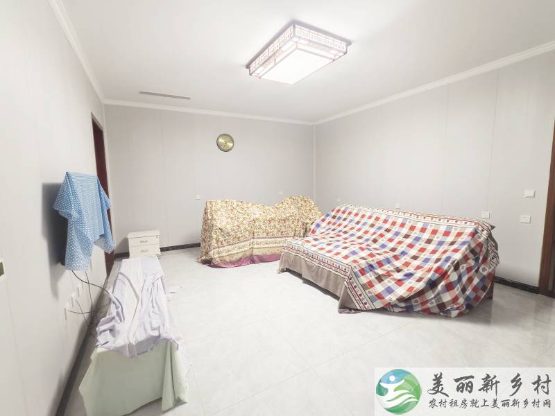 顺义北石槽~三室两卫，门口停车场。