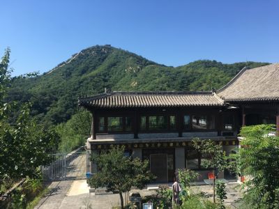 出租延慶長(cháng)城腳下半山腰15畝觀(guān)景山莊
