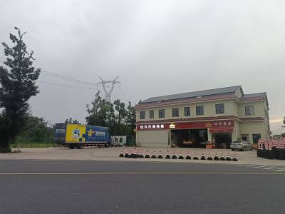 泞湖收费站旁约300平门面出租，带约500平停车坪